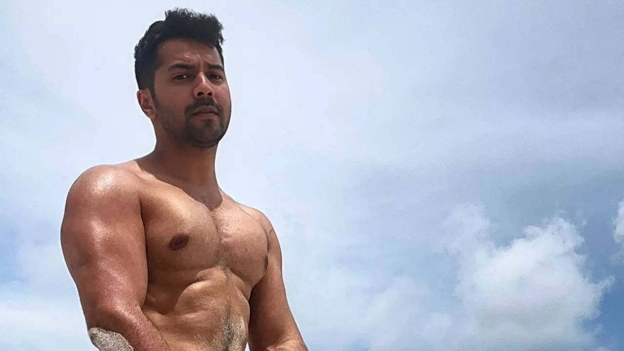 1280px x 720px - Varun Dhawan sets the internet ablaze with his shirtless beach photos, ask  fans for a caption - See inside | Hindi Movie News - Times of India