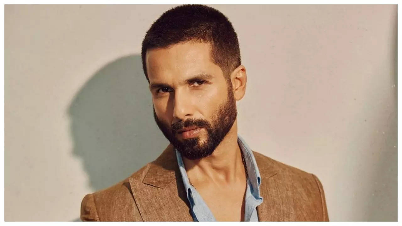 Shahid Kapoor New Hairdo Takes Fans Back To His Haider Days. See PICS |  Hindi News, Times Now