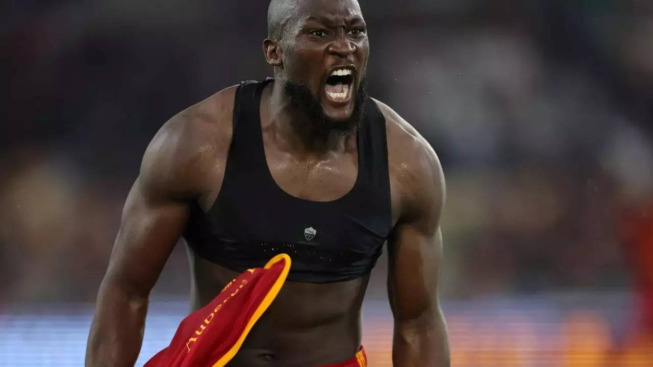 Roma contrata iraniano Azmoun e negocia chegada de Lukaku