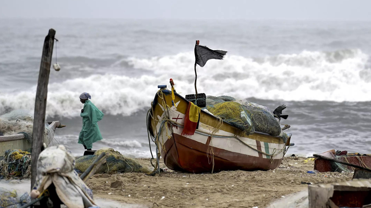 Cyclone Michong wreaks havoc in South India, warning in Odisha and East Telangana; 17 people died in Tamil Nadu