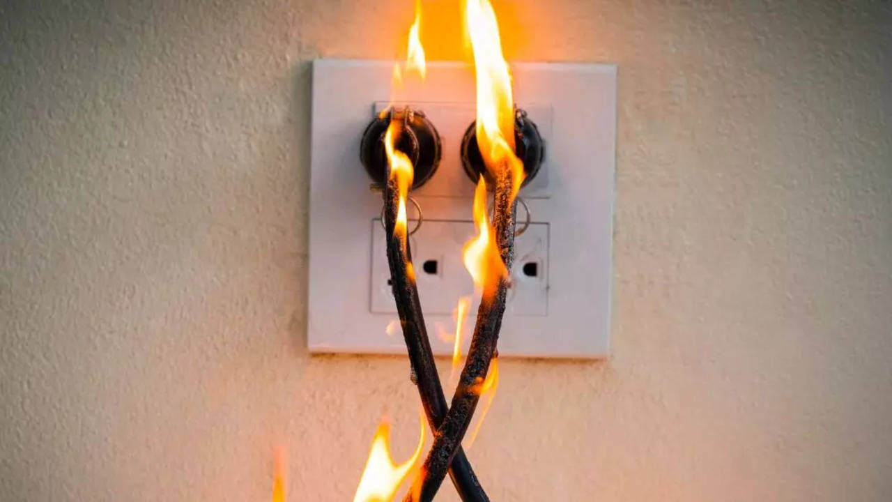 7 electrical dangers you must avoid that can cause fires