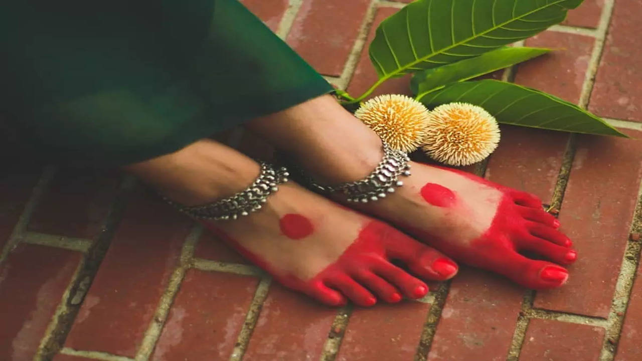 Significance of the beautiful tradition of applying alta on feet | The  Times of India