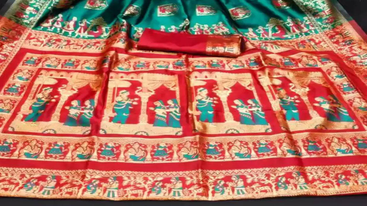 Buy Biswa Bangla Women Red Solid Baluchari Saree (Free Size) Online at Best  Prices in India - JioMart.