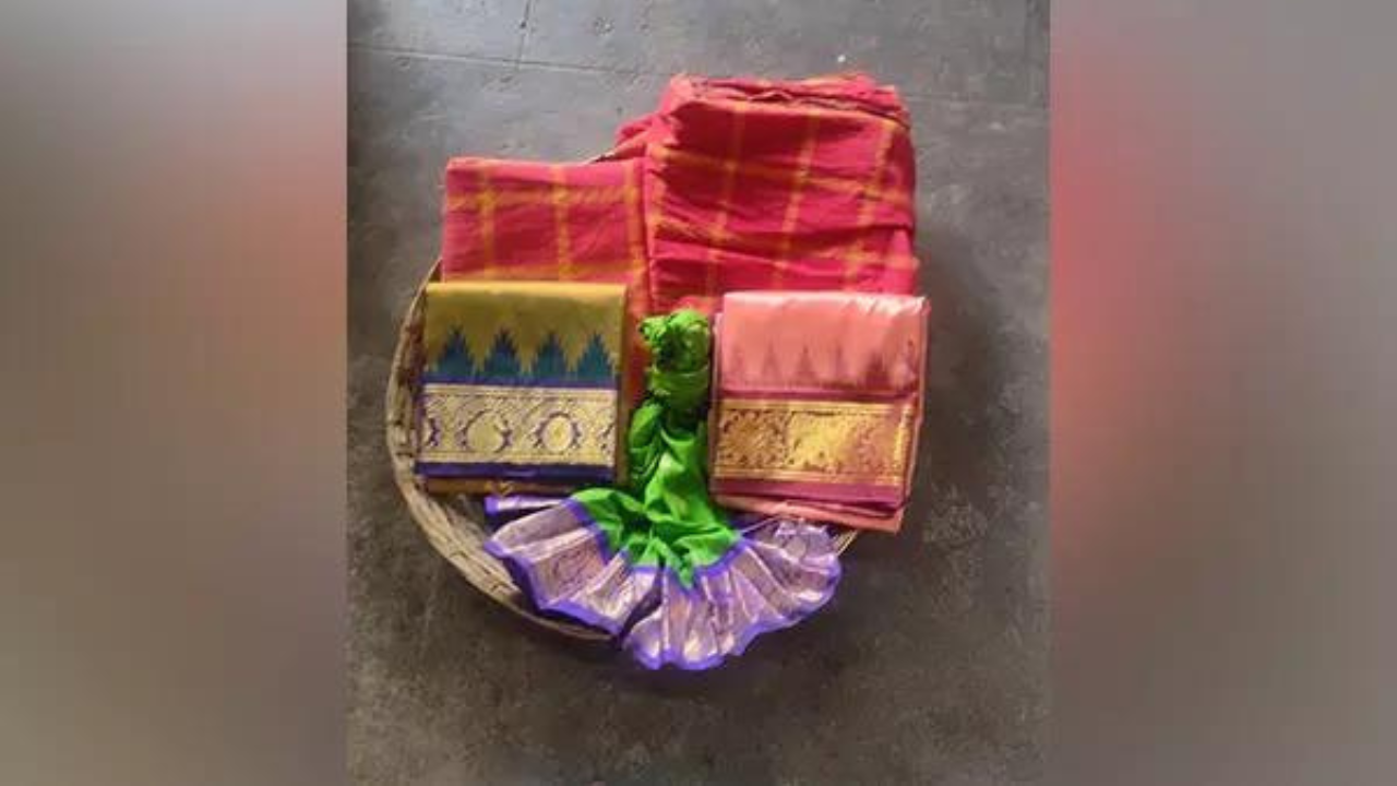 Buy GiftsBouquet Smart Creations Hardwood Decorative Tray For Gifts, Saree  Packing, Golden And Magenta, Rectangular Online at Low Prices in India -  Amazon.in