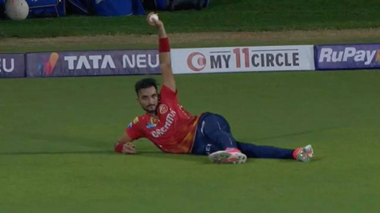 Harshal Patel Mimics Yuzvendra Chahal's Pose in IPL Match