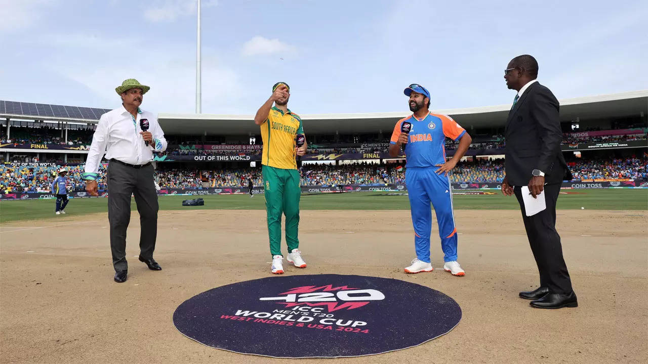 Ravi Shastri's Hilarious Toss Commentary Leaves Crowd in Stitches