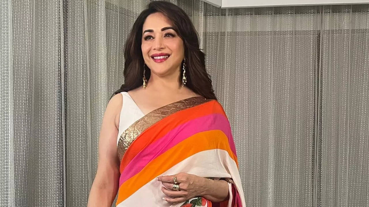 Madhuri Dixit Nene gây ấn tượng với chiếc sari nhiều màu của Rohit Bal - Times of India