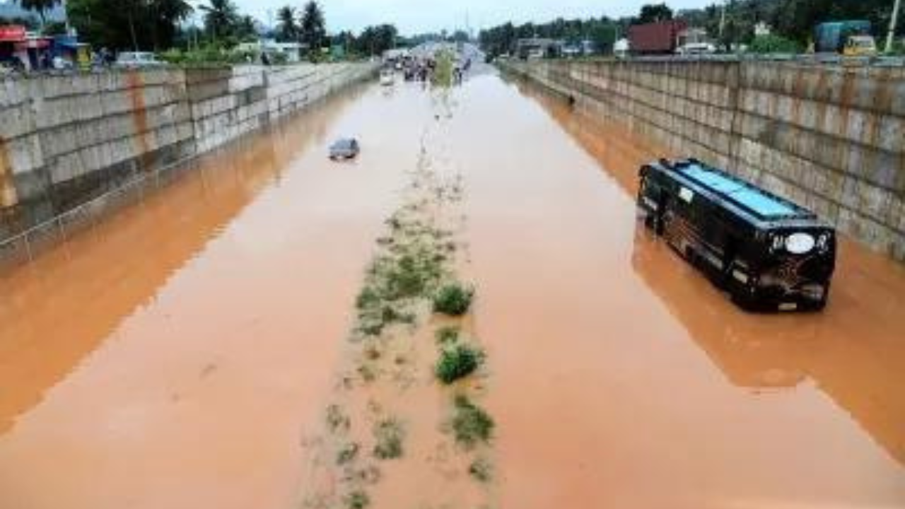 Over 100 villages submerged, 99 trains cancelled as heavy rains lash parts  of Telangana | India News - Times of India