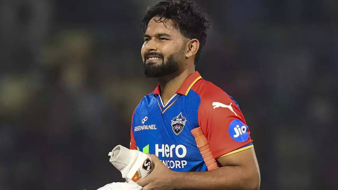 Aakash Chopra Urges RCB to Target Rishabh Pant in IPL 2025 Mega Auction