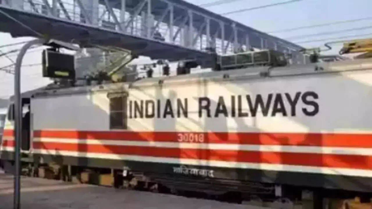 pure indian child pissing on rails 