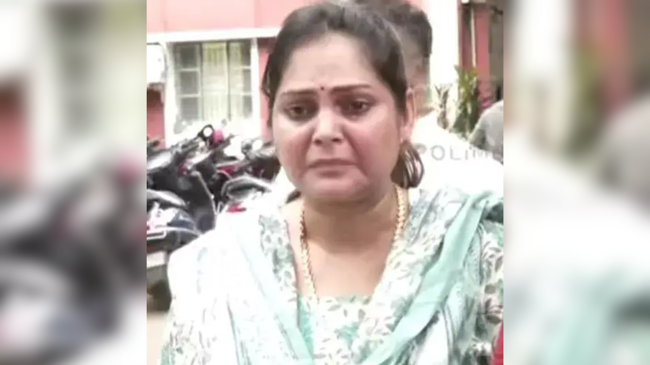 TV actor Roja Shree booked for obstructing police on duty during husbands  bar brawl arrest in Tamil Nadu | Chennai News - Times of India