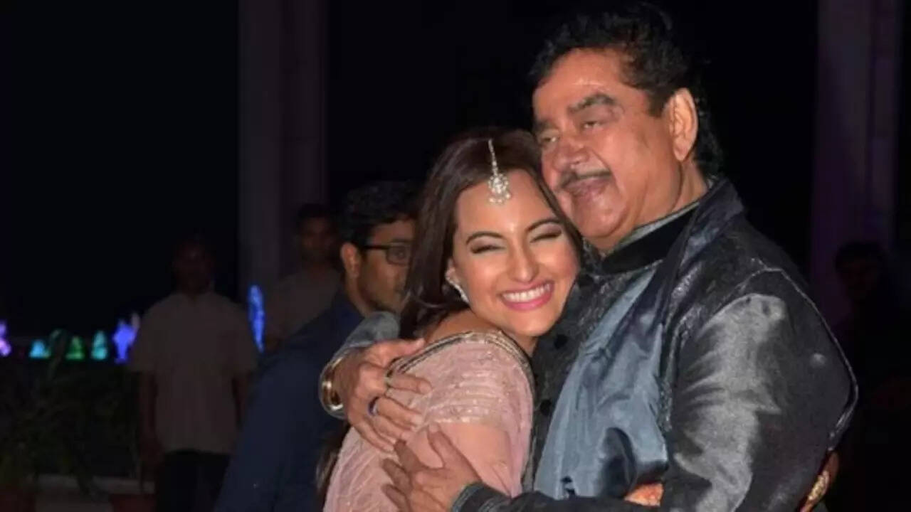 When Sonakshi Sinha called Shatrughan Sinha a conservative father; revealed  'He wants to bring my husband to our house' | Hindi Movie News - The Times  of India