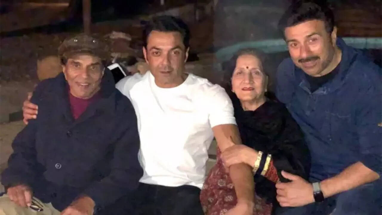 RARE moment from New Year’s Eve with Dharmendra, Parkash Kaur, Sunny and Bobby
