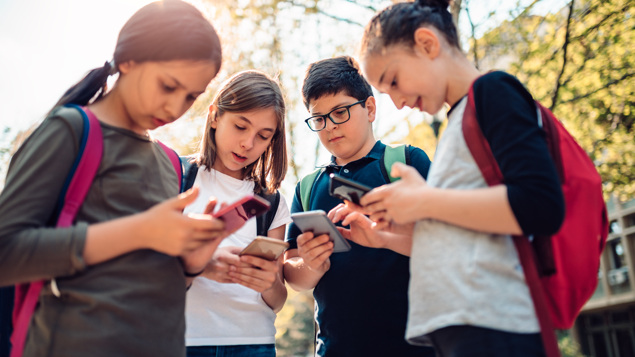 Kids are spending more time on their phones during school, a new study reveals