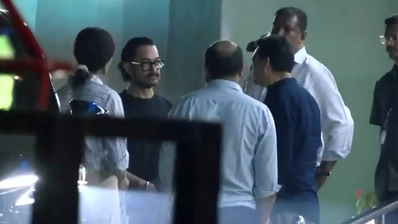 Aamir Khan and girlfriend Gauri Spratt visit Salim Khan at Lilavati Hospital  | - The Times of India