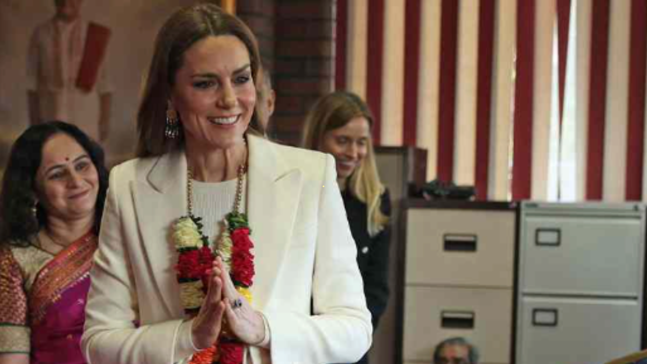 Kate Middleton Garba Dance: Watch: Kate Middleton joins garba dance at  Hindu temple during Leicester visit marking Holi celebrations - The Times  of India