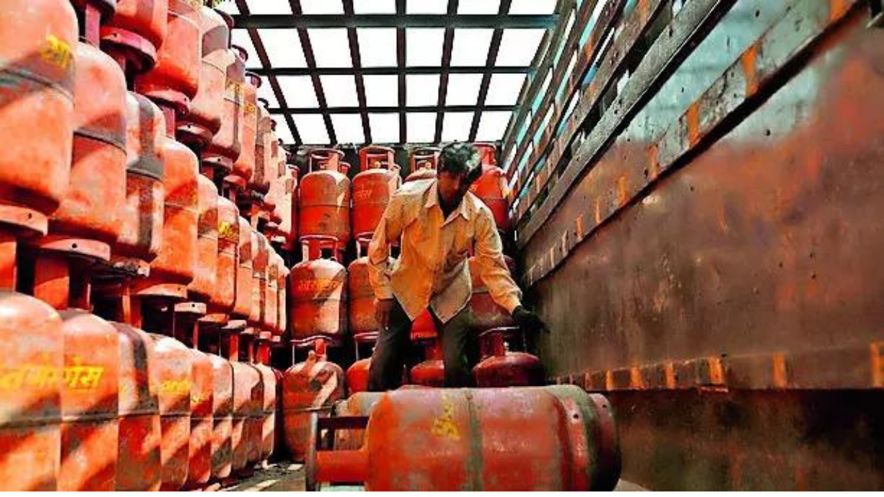Lpg Crisis India: LPG crisis: Panic bookings by domestic consumers, server crash trigger chaos - The Times of India