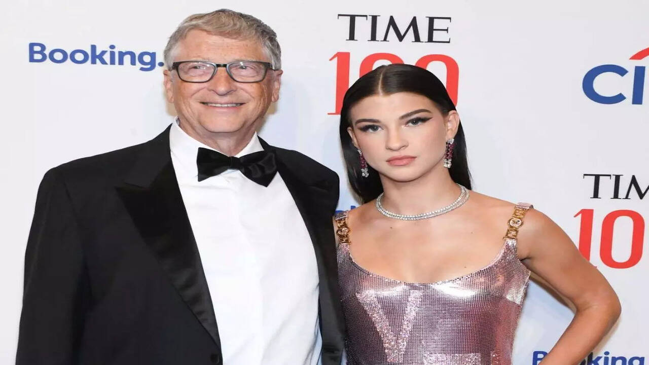 Gates' Customer Service Shift: A Billion-Dollar Lesson in Humility, Hustle, and the Future of Founders