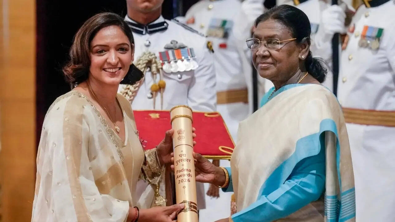 India's World Cup-winning captain Harmanpreet Kaur receives Padma Shri from President Droupadi Murmu