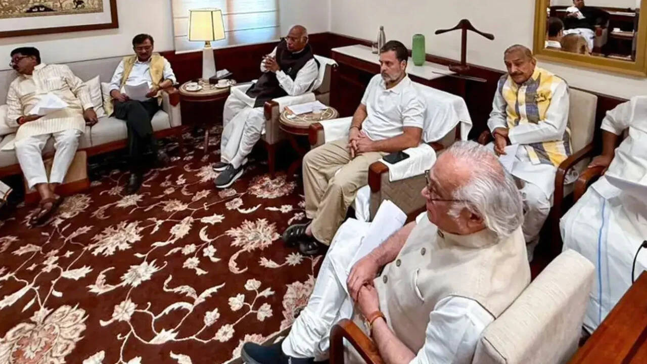 INDIA गठबंधन में बड़ी दरार: टीएमसी और डीएमके के रुख से विपक्षी एकता पर संकट