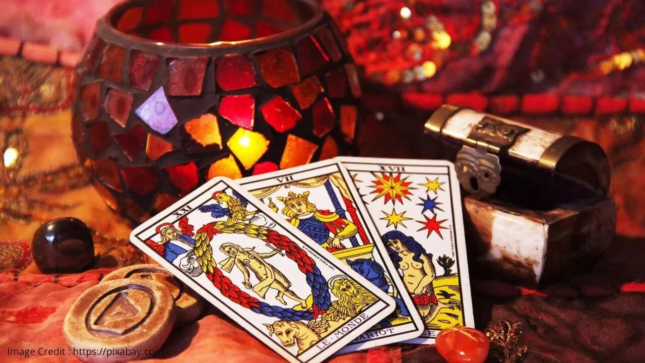 Tarot Love Predictions: Venus–Saturn Opposition stirs old flames; cards guide mature choices
