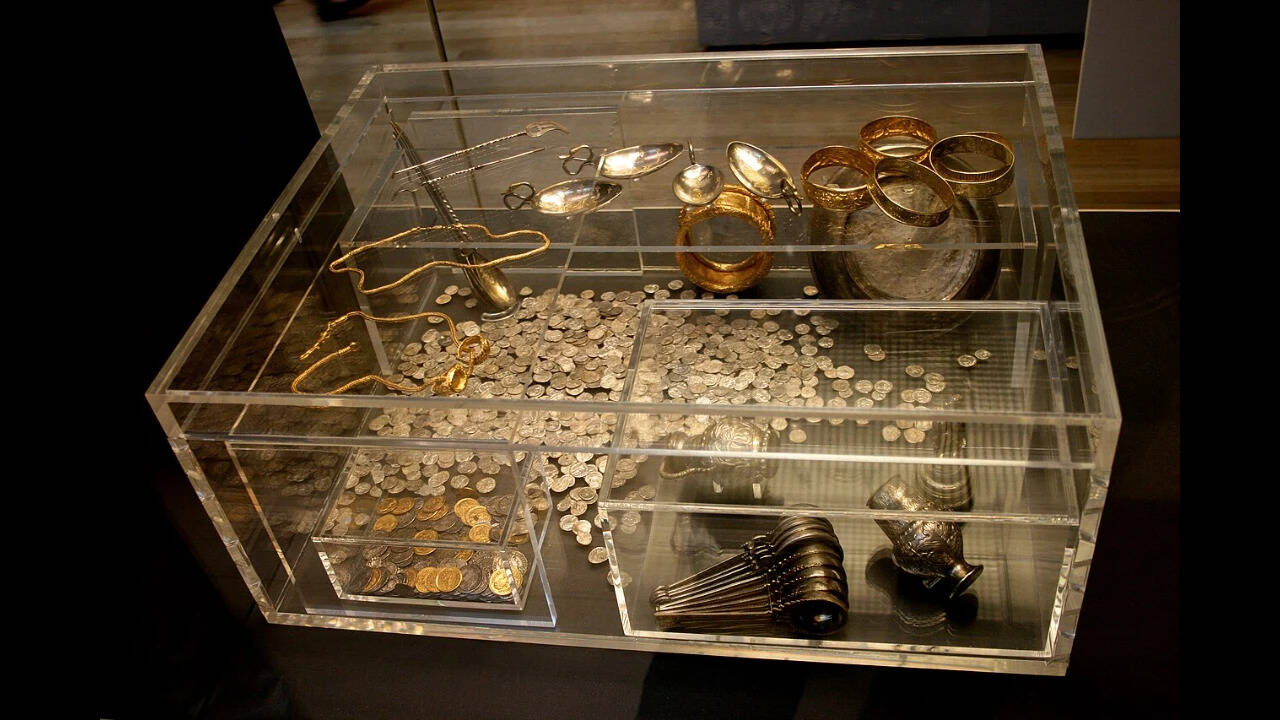 In 1992, a man searching for a lost hammer found a Roman fortune: The strange story of Britain’s hoxne hoard