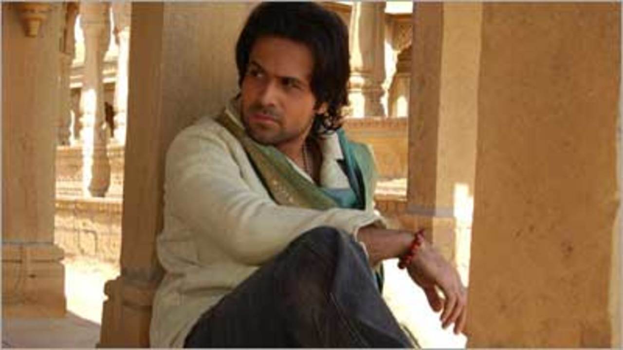 How to watch and stream Awarapan - 2007 on Roku
