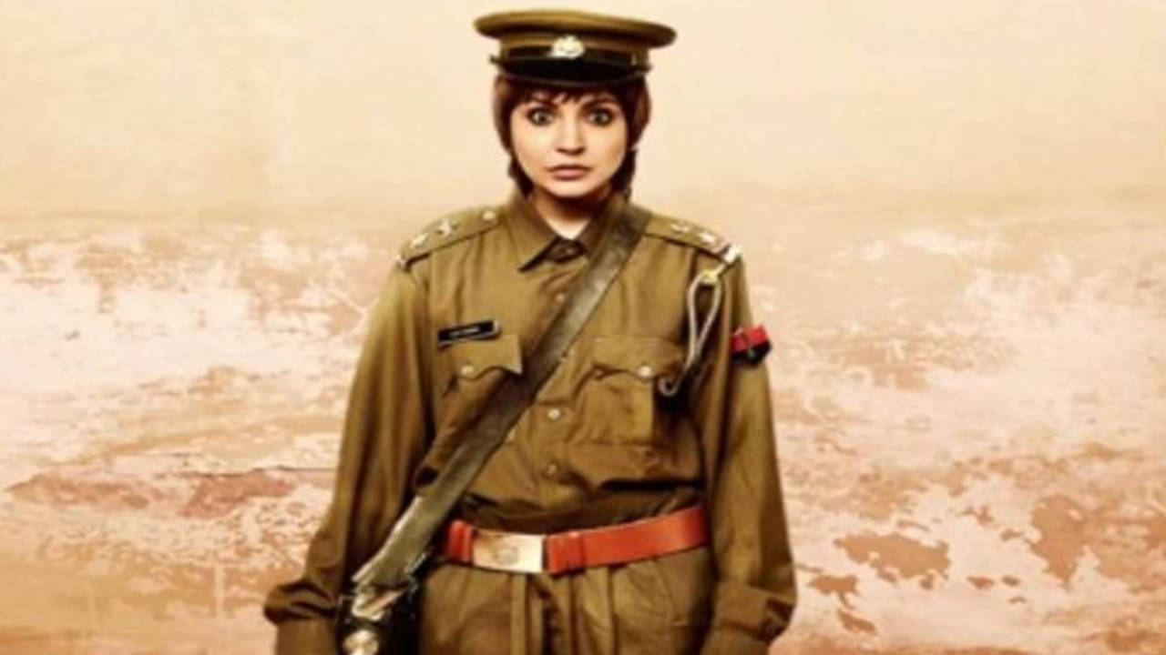 PK Poster : Anushka Sharma poses with the transistor | Hindi Movie News -  Times of India