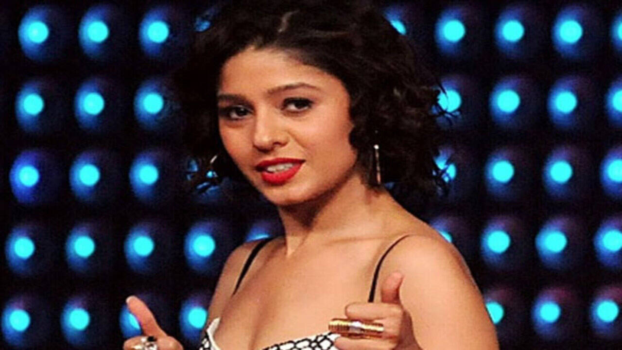 Sunidhi chauhan boobs