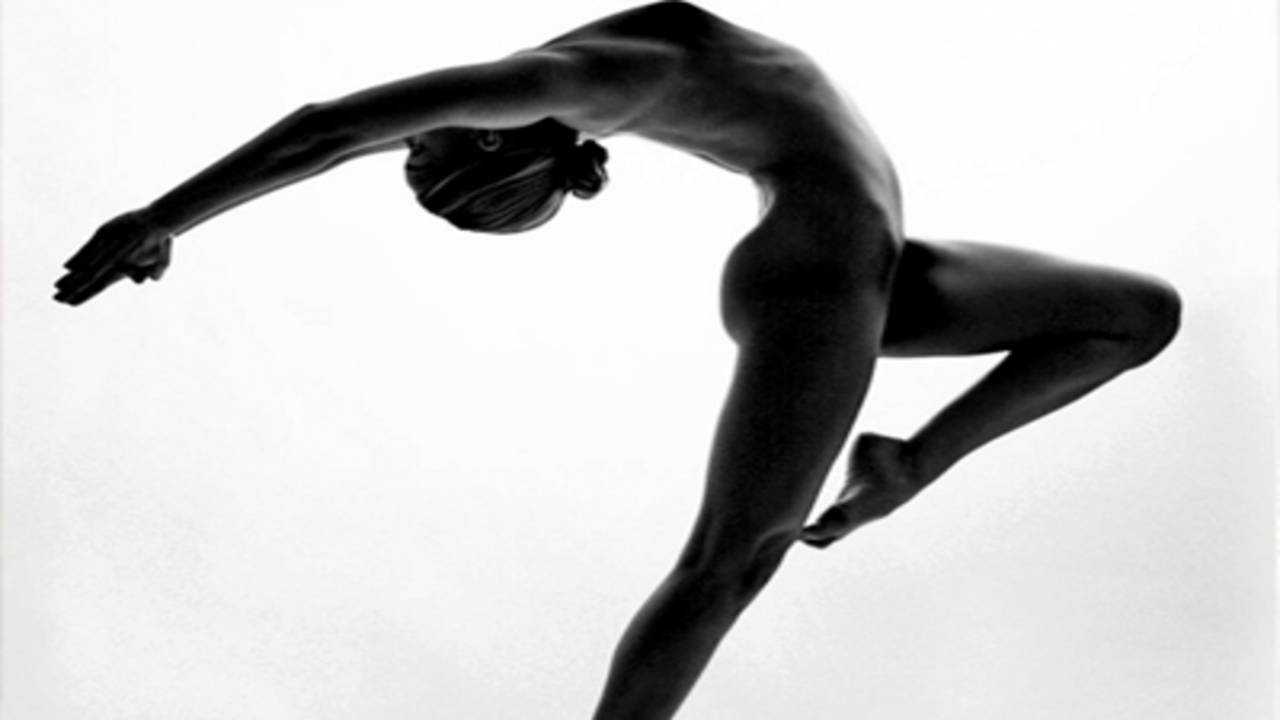 The nude yoga girl is taking the internet by storm with these bold pictures