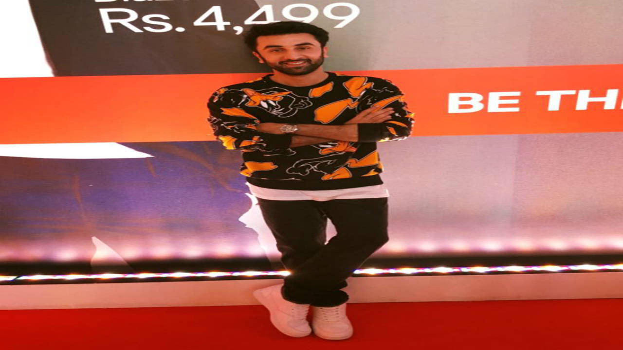 Ranbir Kapoor is such a cutie patootie in his Daffy Duck sweatshirt - Times  of India