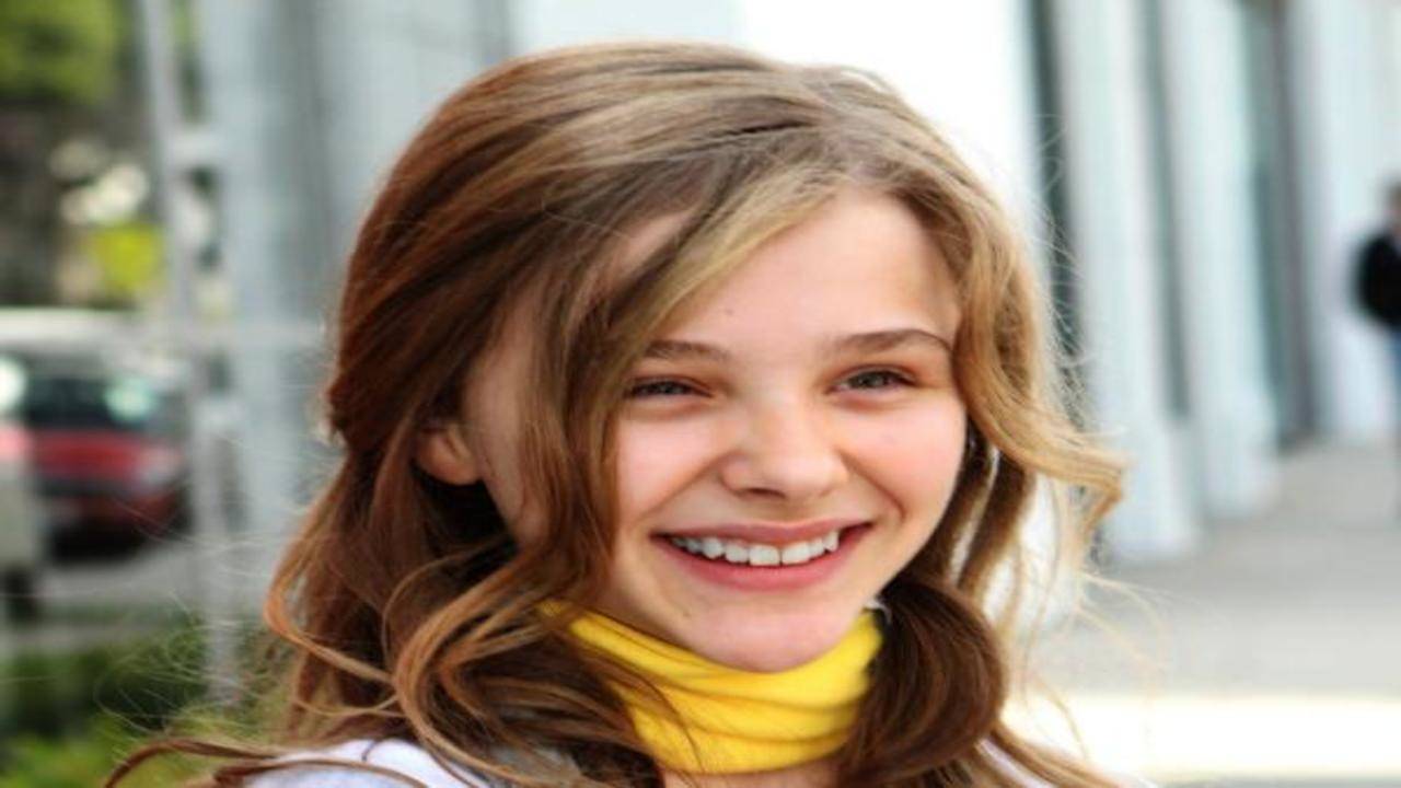 How did Chloe Grace Moretz cope with the paparazzi harassment she faced as  a child star? - Quora
