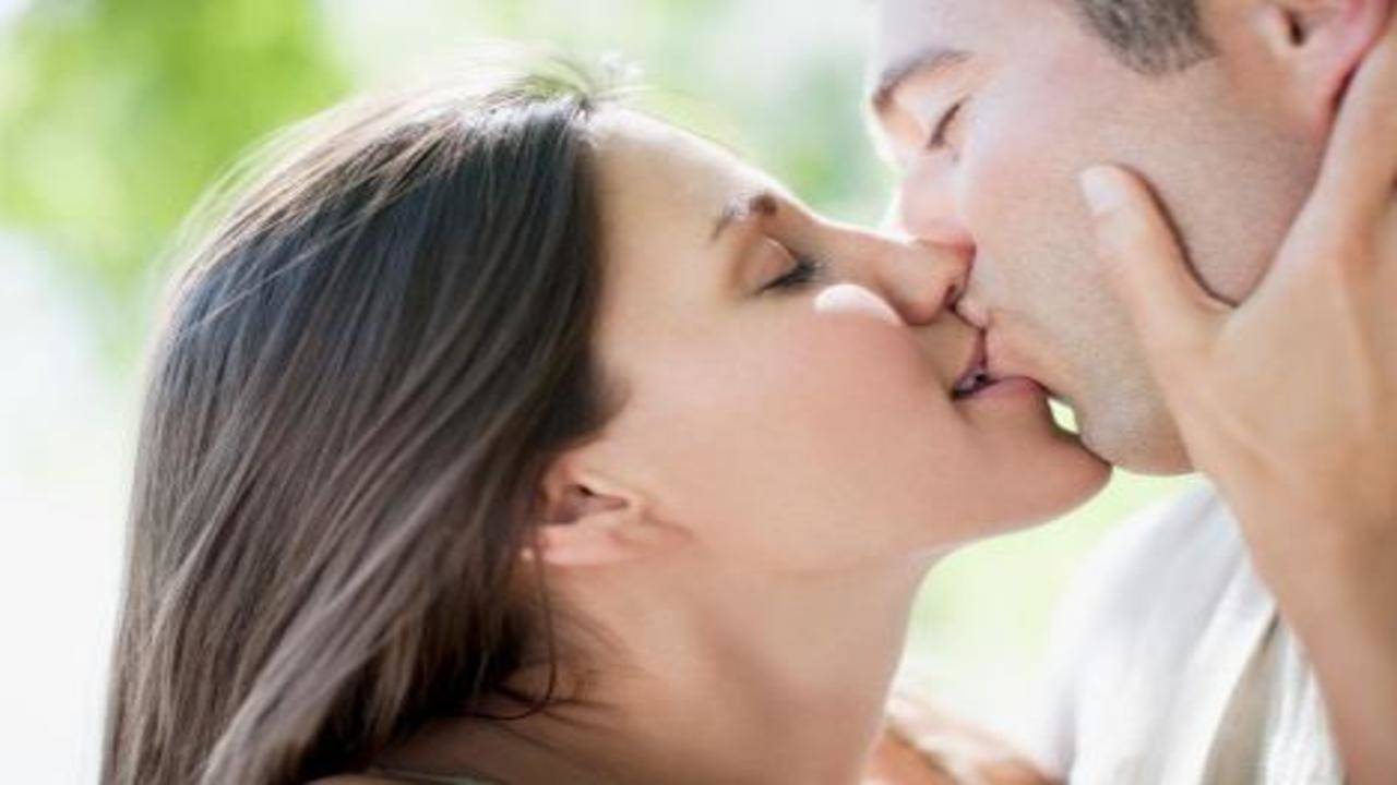 How to Kiss 23 Different Ways to Kiss Your Partner Types of Kisses How Many Types of Kiss  pic