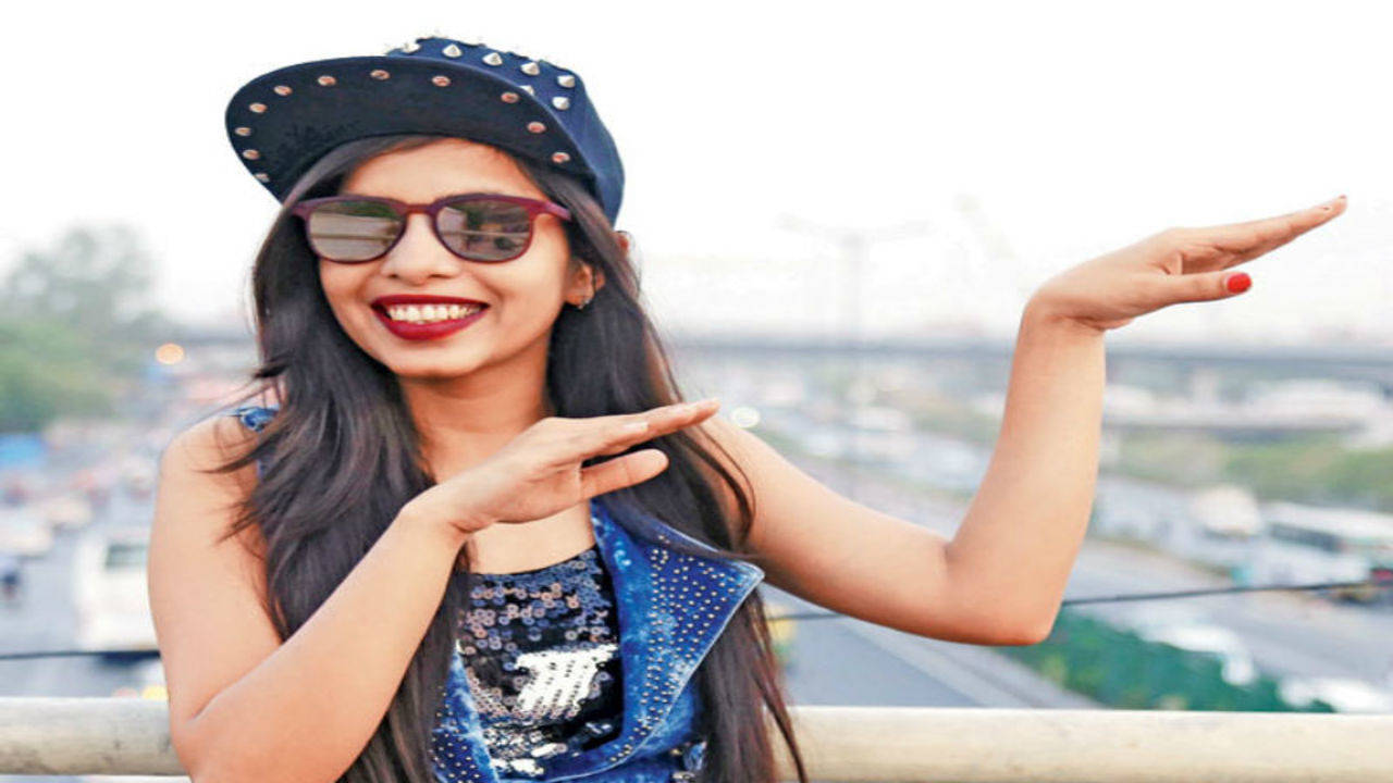 Dhinchak pooja deals new look