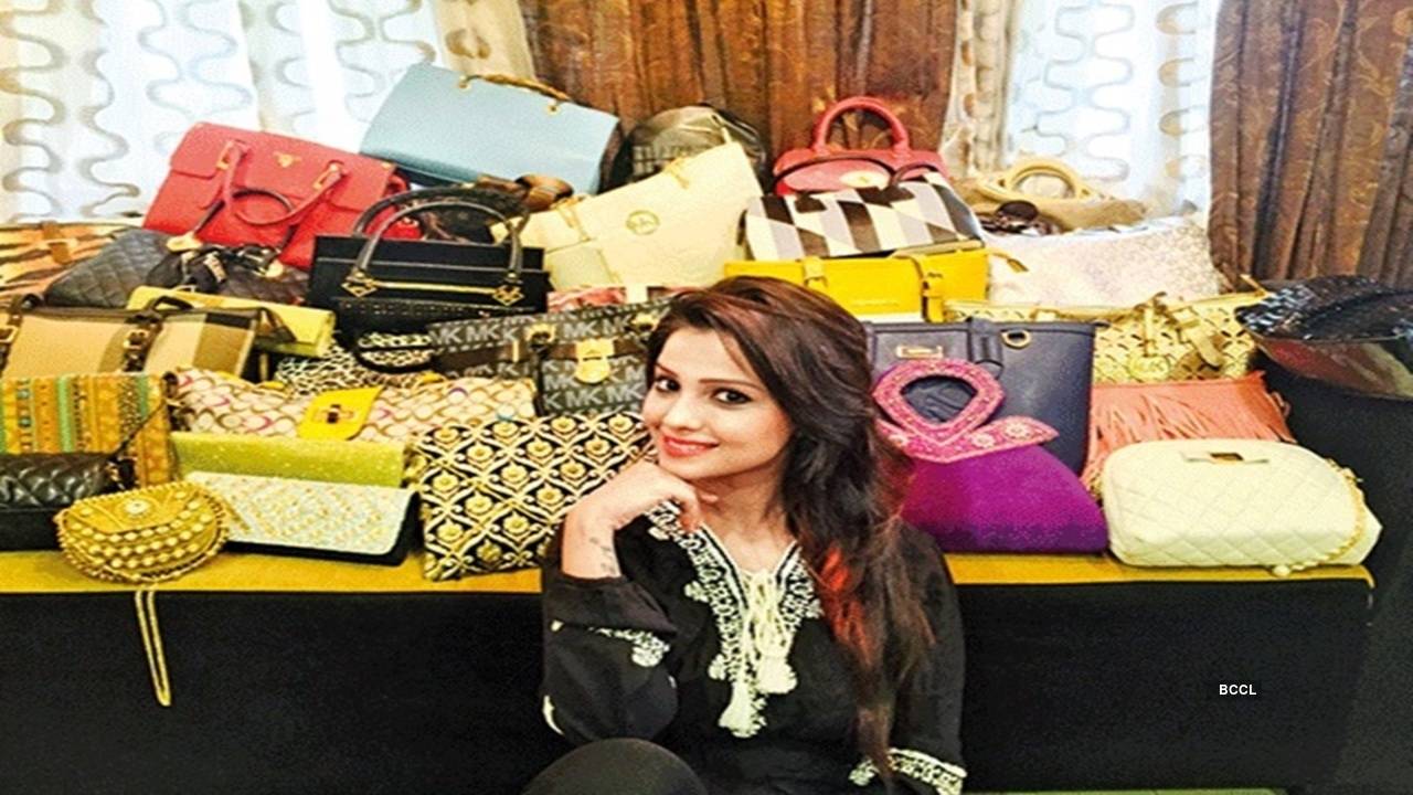 सस्ते ब्रांडेड बैग wholesale branded ladies bag handbags market in delhi  nabi karim purse delhi - YouTube