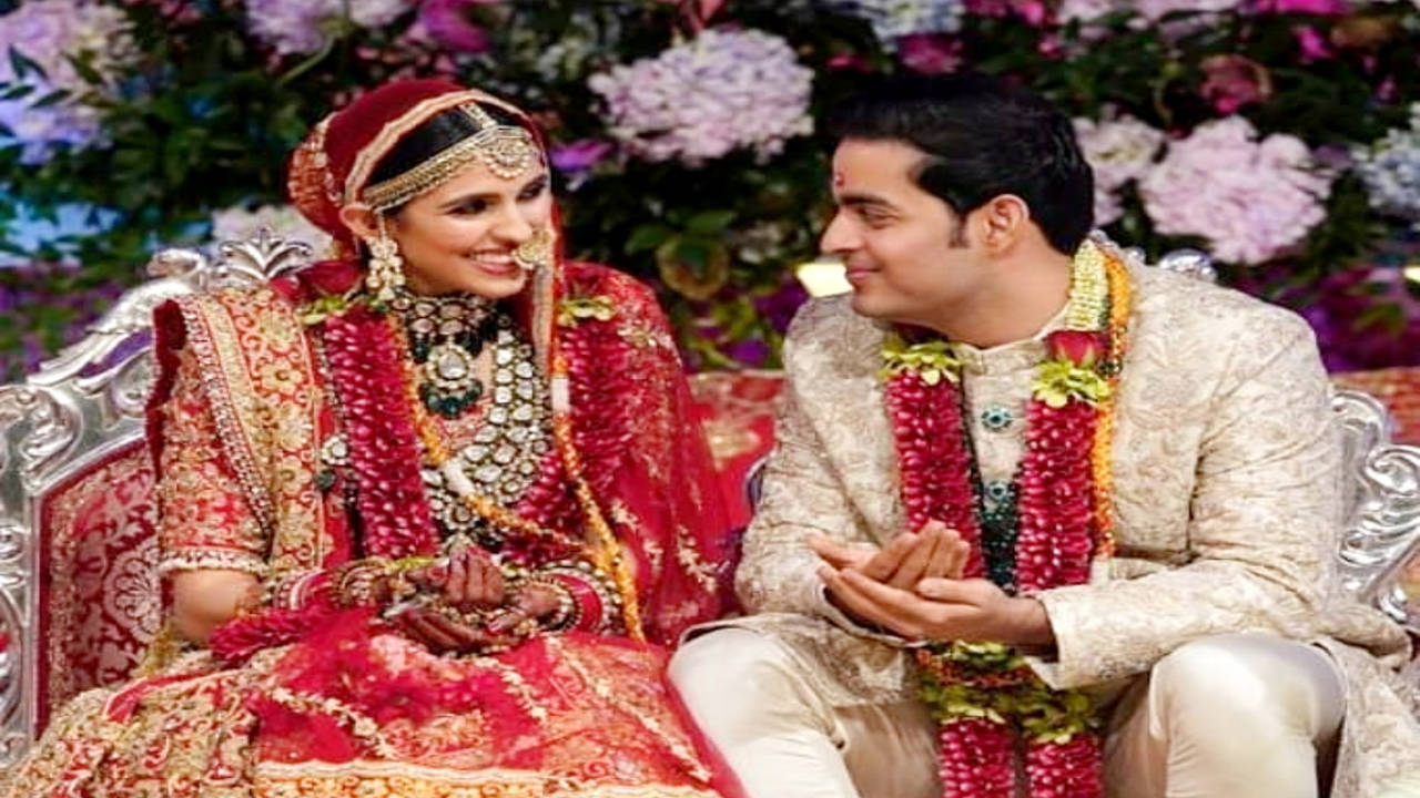 Akash Ambani and Shloka Mehta in Sabyasachi at Isha Ambani's wedding  reception – South India Fashion