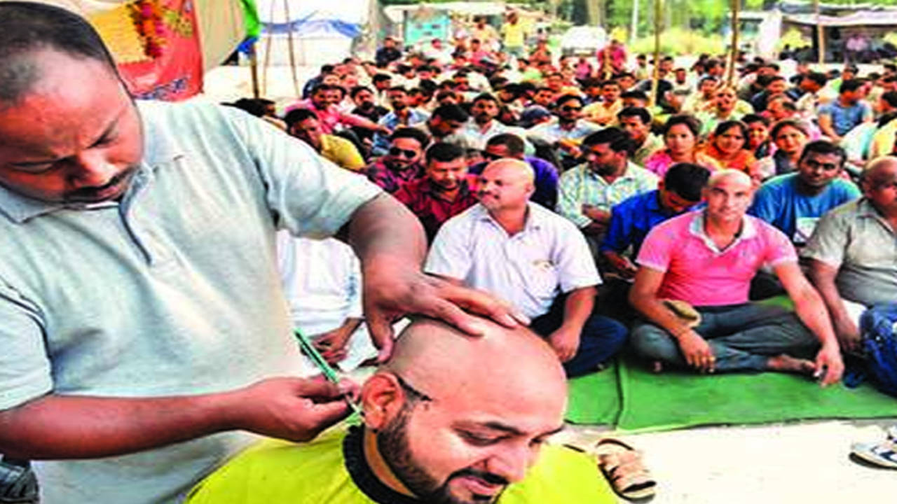 ankomme en gang insekt 35 ex-employees of 108 emergency service shave their heads in protest |  Dehradun News - Times of India