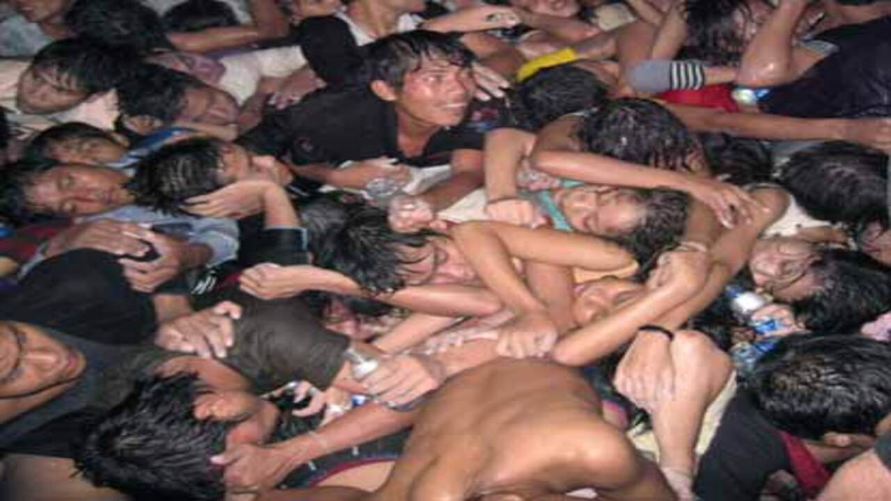 Қара адам үлкен мүшесі бар қызды трахает