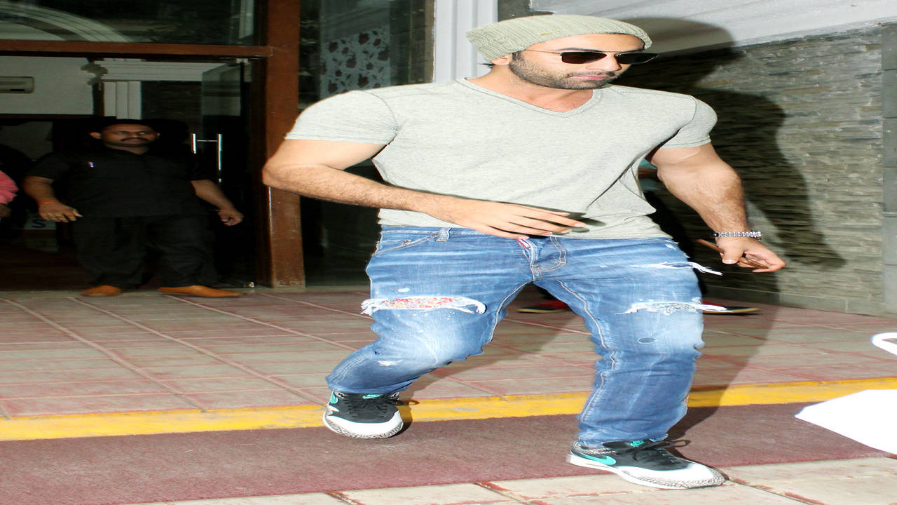 Ranbir Kapoor amps up his casual look with ₹25,000 cap; see photos