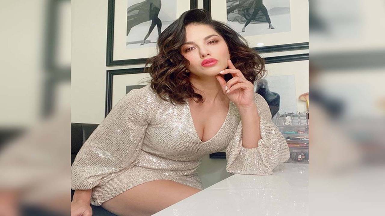 Photos Sunny Leone looks drop-dead gorgeous in shimmery ensemble! Hindi Movie News pic