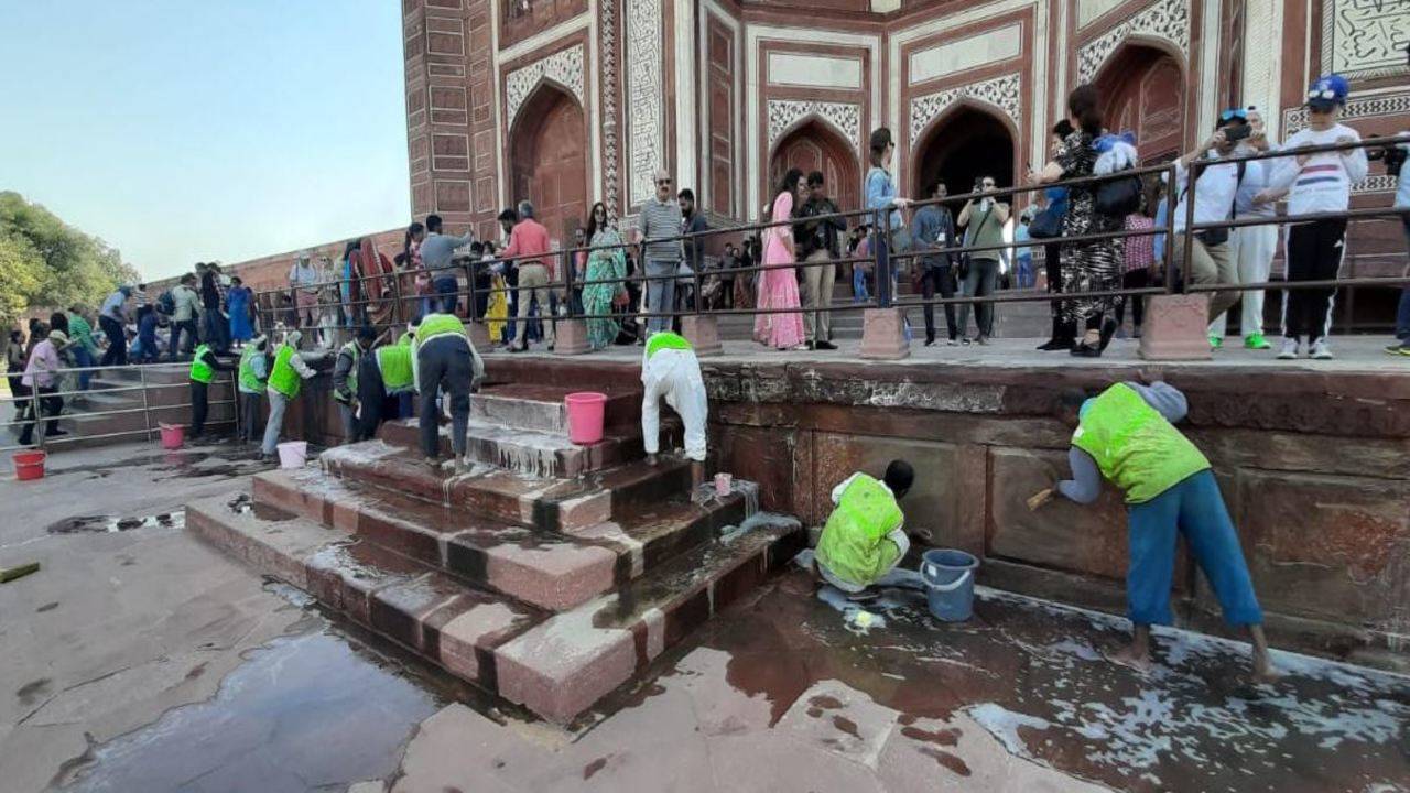 Shah Jahan, Mumtaz graves undergo 'mud pack' therapy | Agra News ...