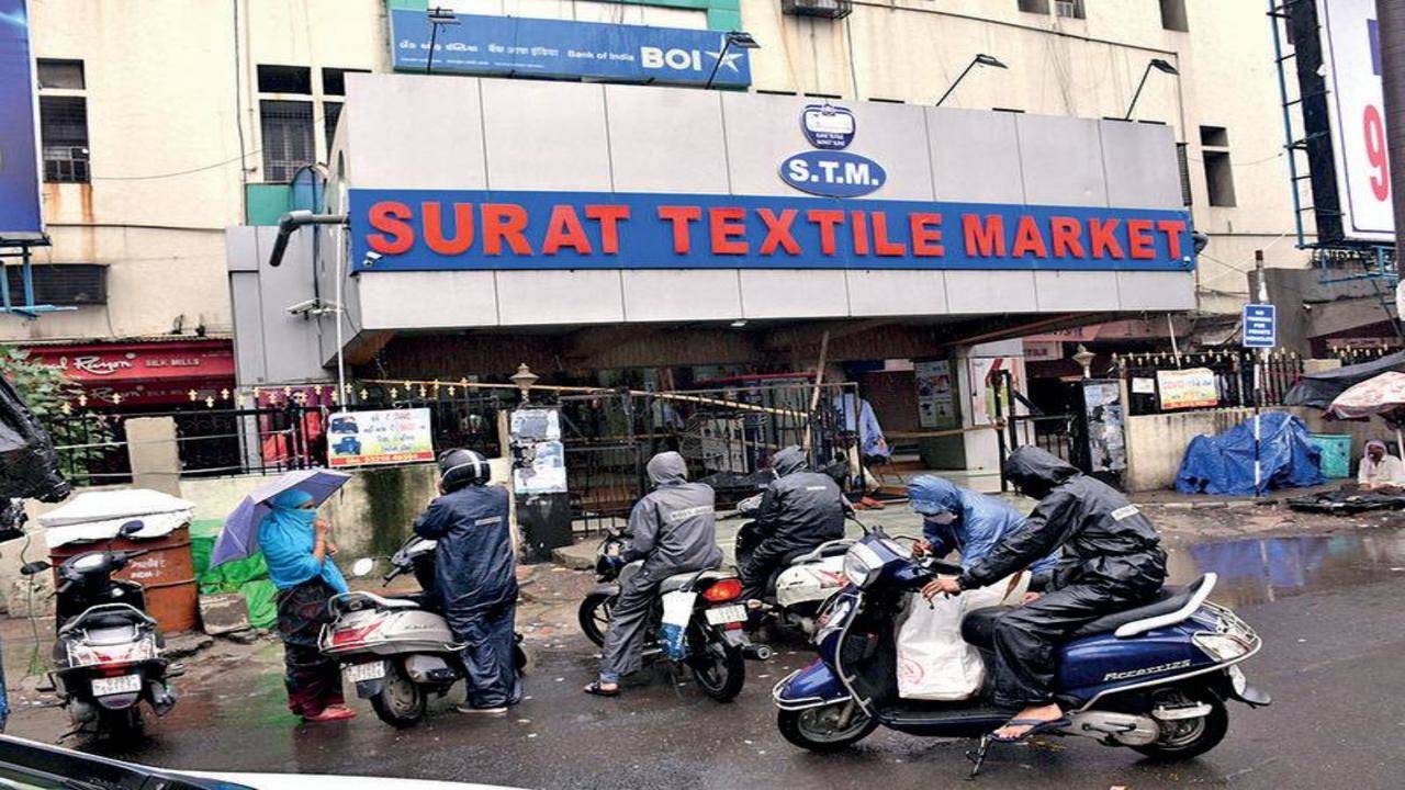 Reality देखे !! सुरत Saree Market के रेट की पोल खोल दी इस वीडियो ने !! !! Surat  Textile Market | Surat, Textile market, Saree