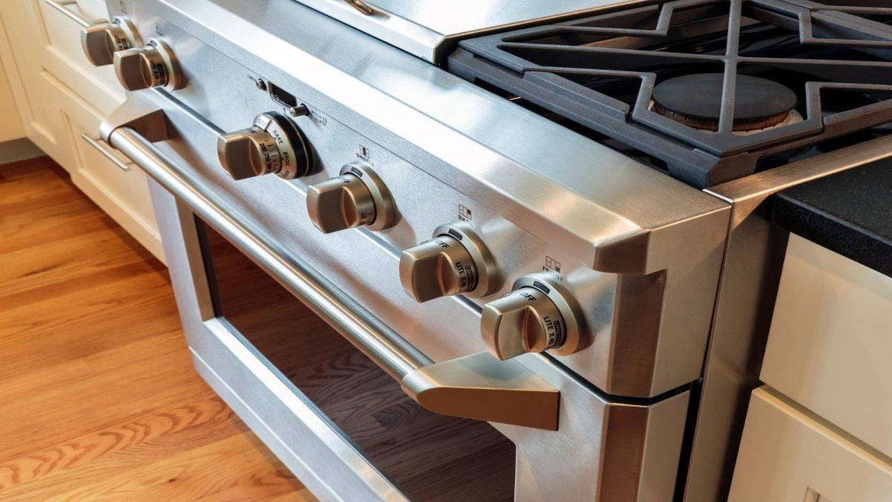 6 Common Mistakes That Could Catch Your Oven on Fire