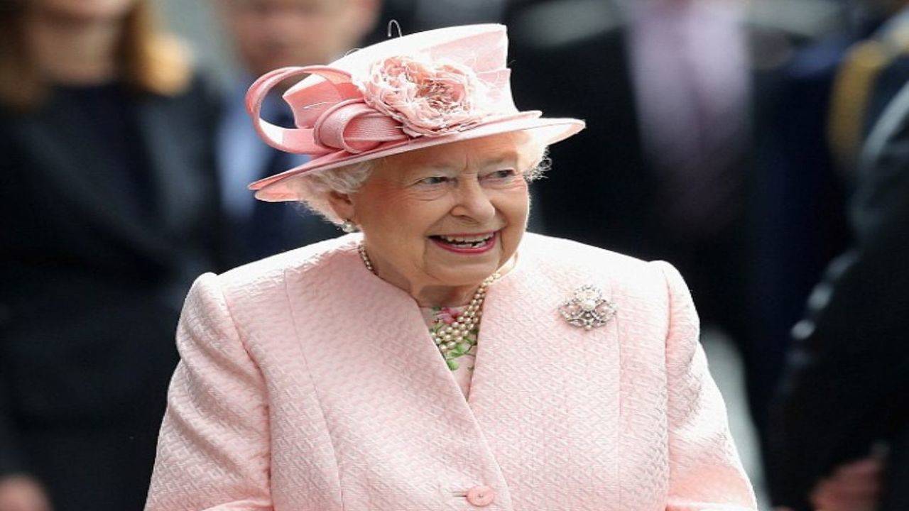 Queen Elizabeth sends signals to staff by moving her handbag