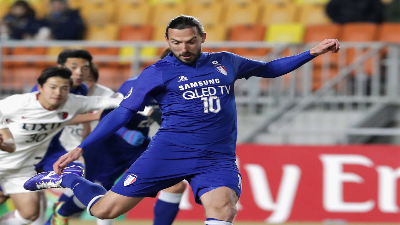 Dejan Damjanovic, right, of South Korea's Suwon Samsung BlueWings