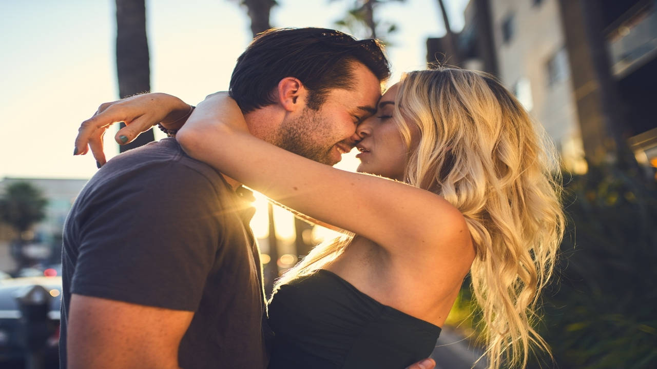 This is how you kiss a guy to keep him attracted to you for the ...