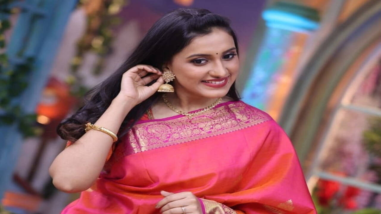 Did you know Aggabai Sunbai actress Uma Pendharkar learnt Natyasangit from  co-star Adwait Dadarkars parents? - Times of India