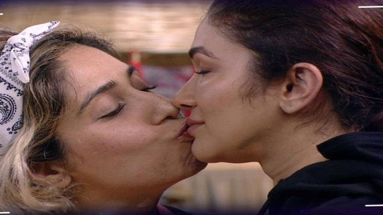 Biggboss aishwarya dutta lesbian kiss