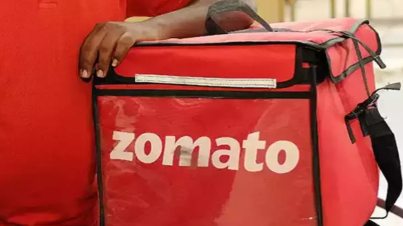 Video of Zomato delivery agent eating dal chawal from a plastic bag goes  viral; netizens say 'almost cried' - BusinessToday