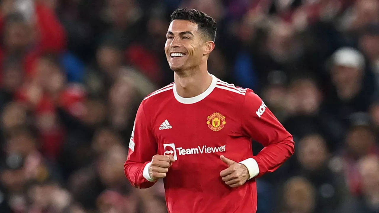 Cristiano Ronaldo fires Manchester United into Champions League last 16